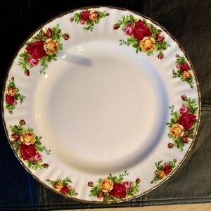 LN ROYAL ALBERT OLD COUNTRY ROSES BONE CHINA DINNER PLATES. EDGED IN 22K GOLD♥️